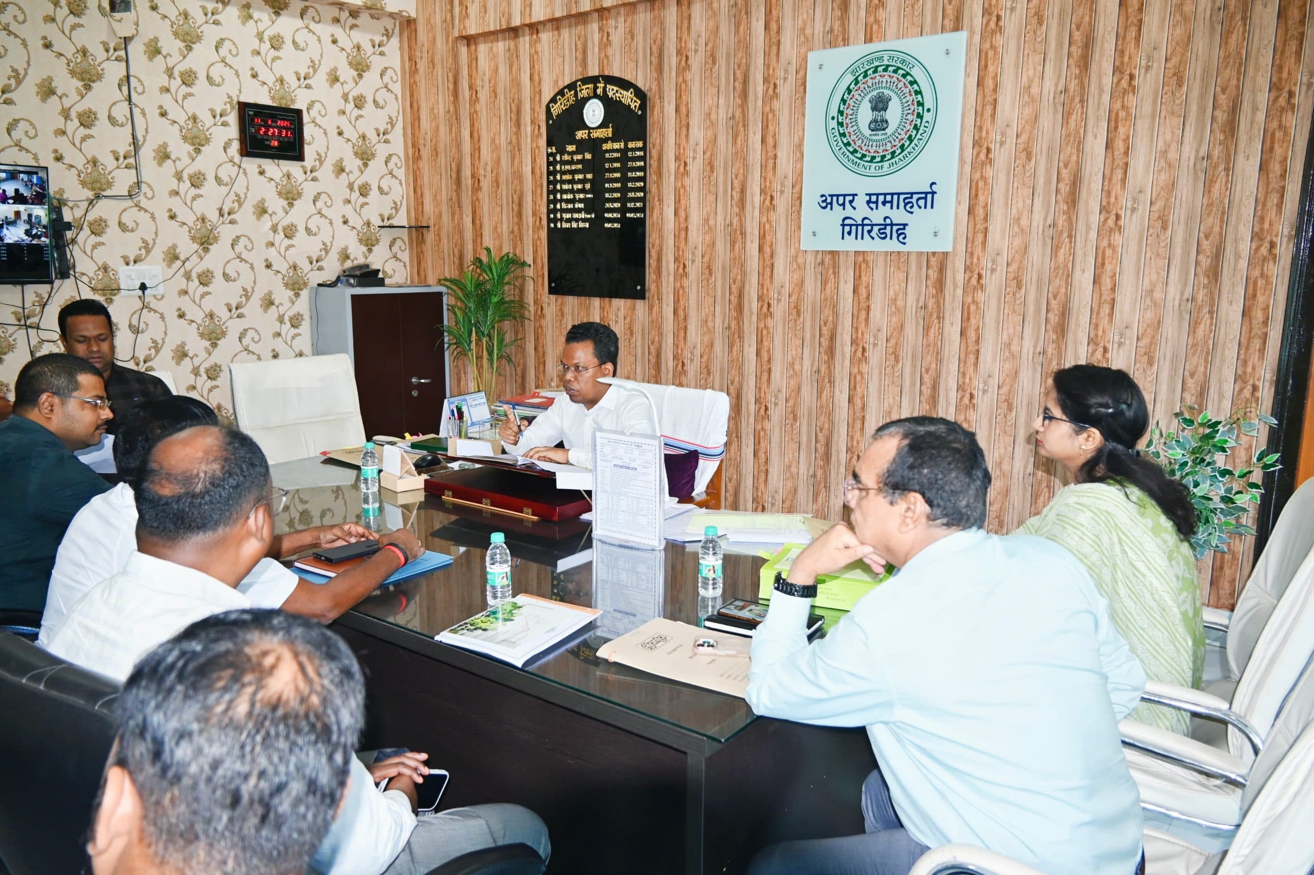 Giridih News :अपर समाहर्ता ने की लोक शिकायत निवारण प्रणाली की समीक्षा