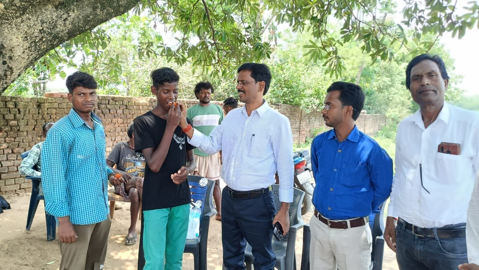 Bokaro News : चंद्रपुरा के इस गांव में पहली बार दो भाइयों ने किया मैट्रिक-इंटर