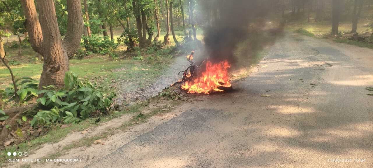 Bokaro News : चलती बाइक में लगी आग, चालक झुलसा