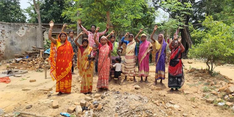 East Singhbhum News : सबरों के पक्का मकान का सपना हुआ चकनाचूर, आवास बनाने को मिली राशि लेकर ठेकेदार फरार