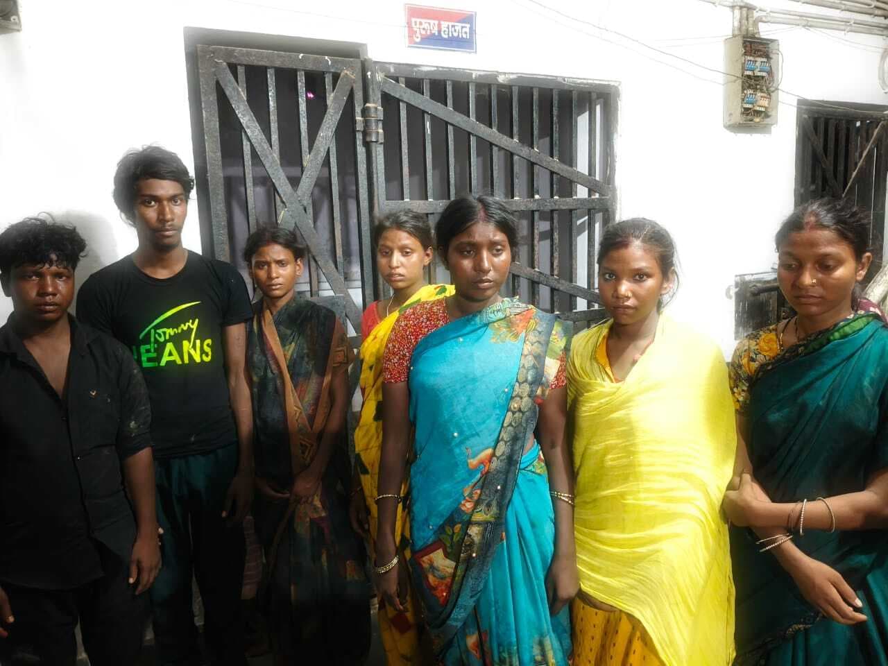 सजावट का सामान बेचने की आड़ में कर रहे थे चोरी, छह गिरफ्तार