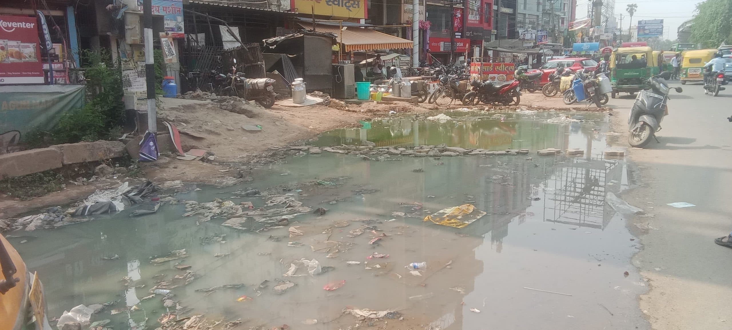 सगुना मोड़ पर सड़क पर बह रहा गंदे पानी