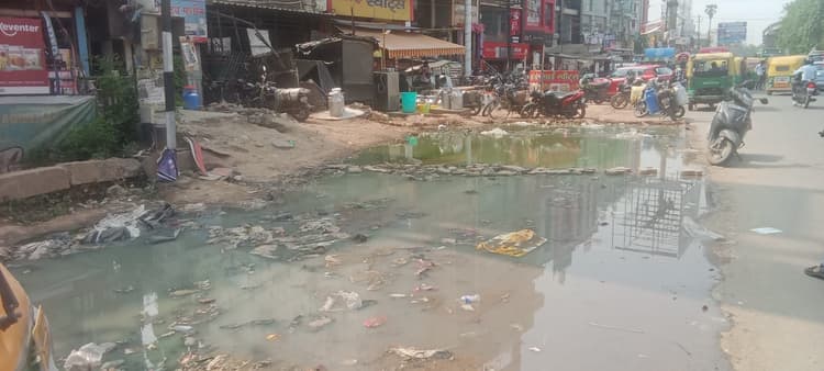 सगुना मोड़ पर सड़क पर बह रहा गंदे पानी