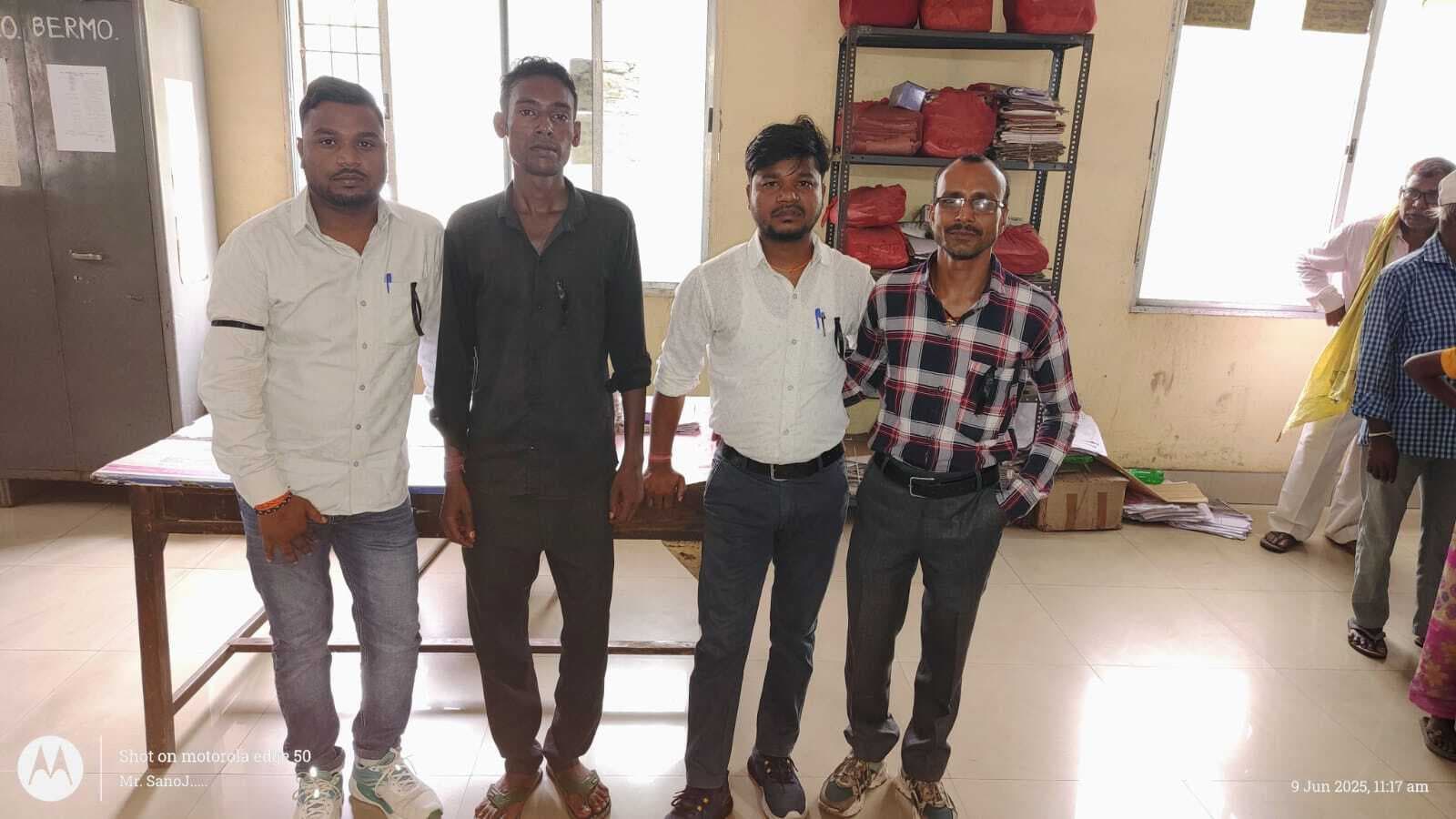 Bokaro News : आउटसोर्स कर्मियों ने काला बिल्ला लगाकर किया प्रदर्शन