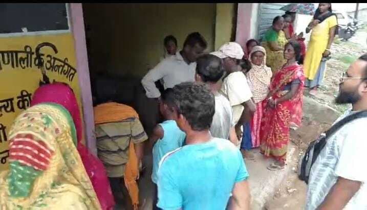 Jamshedpur News : डीलर पर अभद्र व्यवहार व गाली-ग्लौज का आरोप, महिलाओं ने किया हंगामा