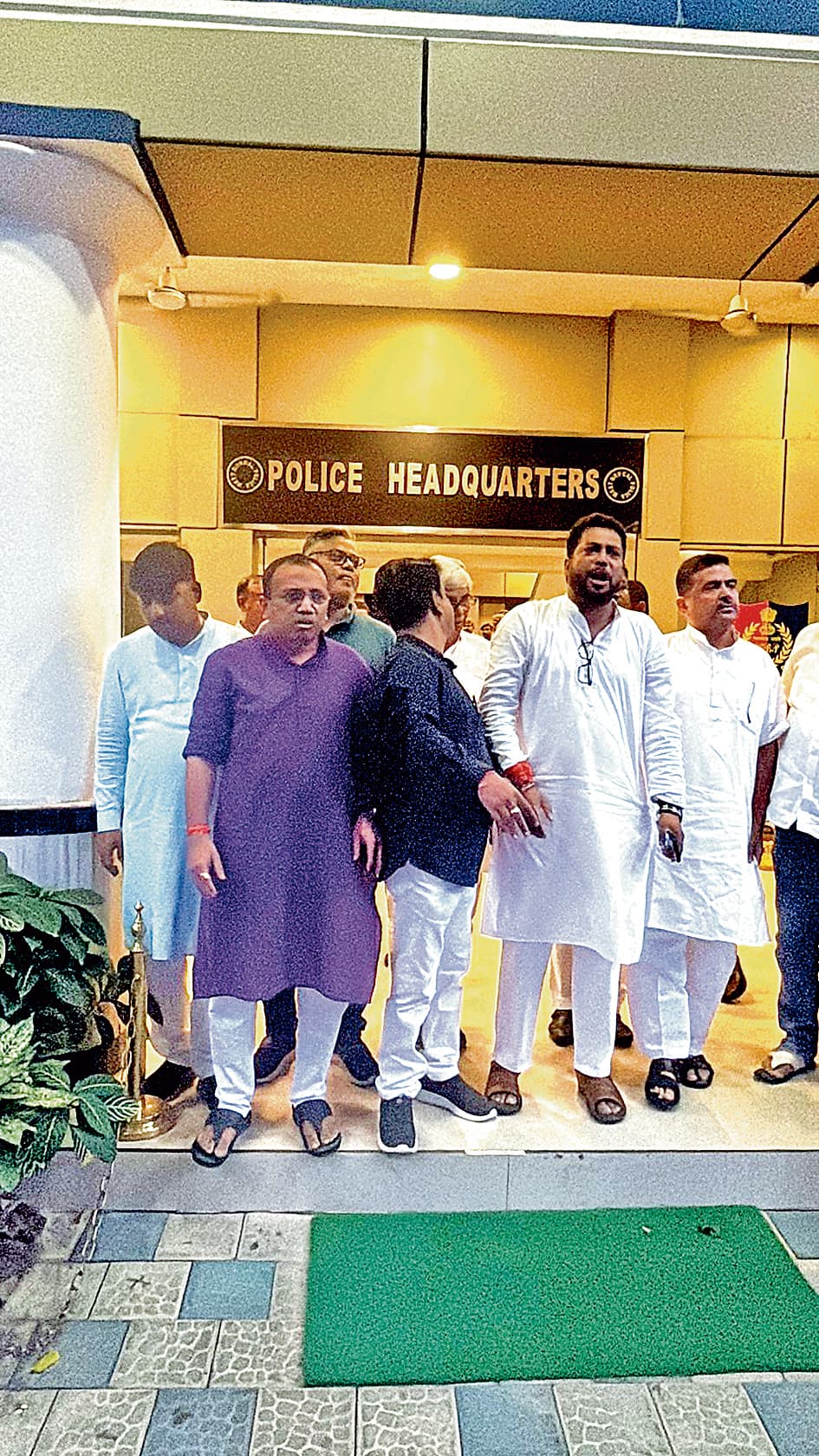 महेशतला हिंसा : शुभेंदु ने किया साधु-संतों के साथ भवानी भवन के सामने प्रदर्शन