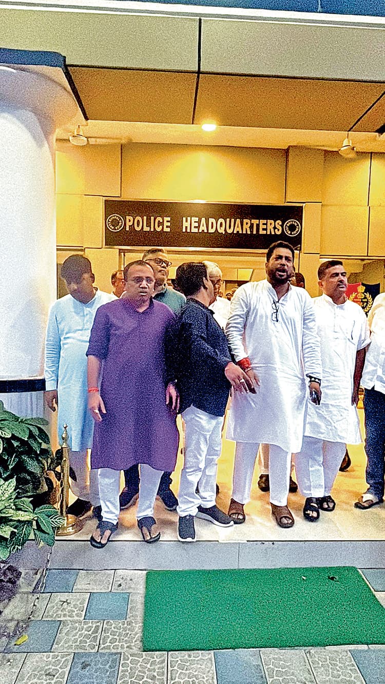 महेशतला हिंसा : शुभेंदु ने किया साधु-संतों के साथ भवानी भवन के सामने प्रदर्शन