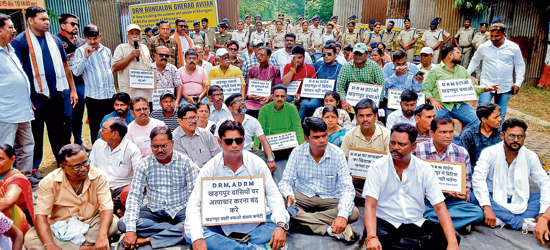 एक्शन, ड्रामा और फ्लॉप शो के बीच हुआ बस्ती बचाओ संग्राम कमेटी का डीआरएम बंगला घेराव अभियान