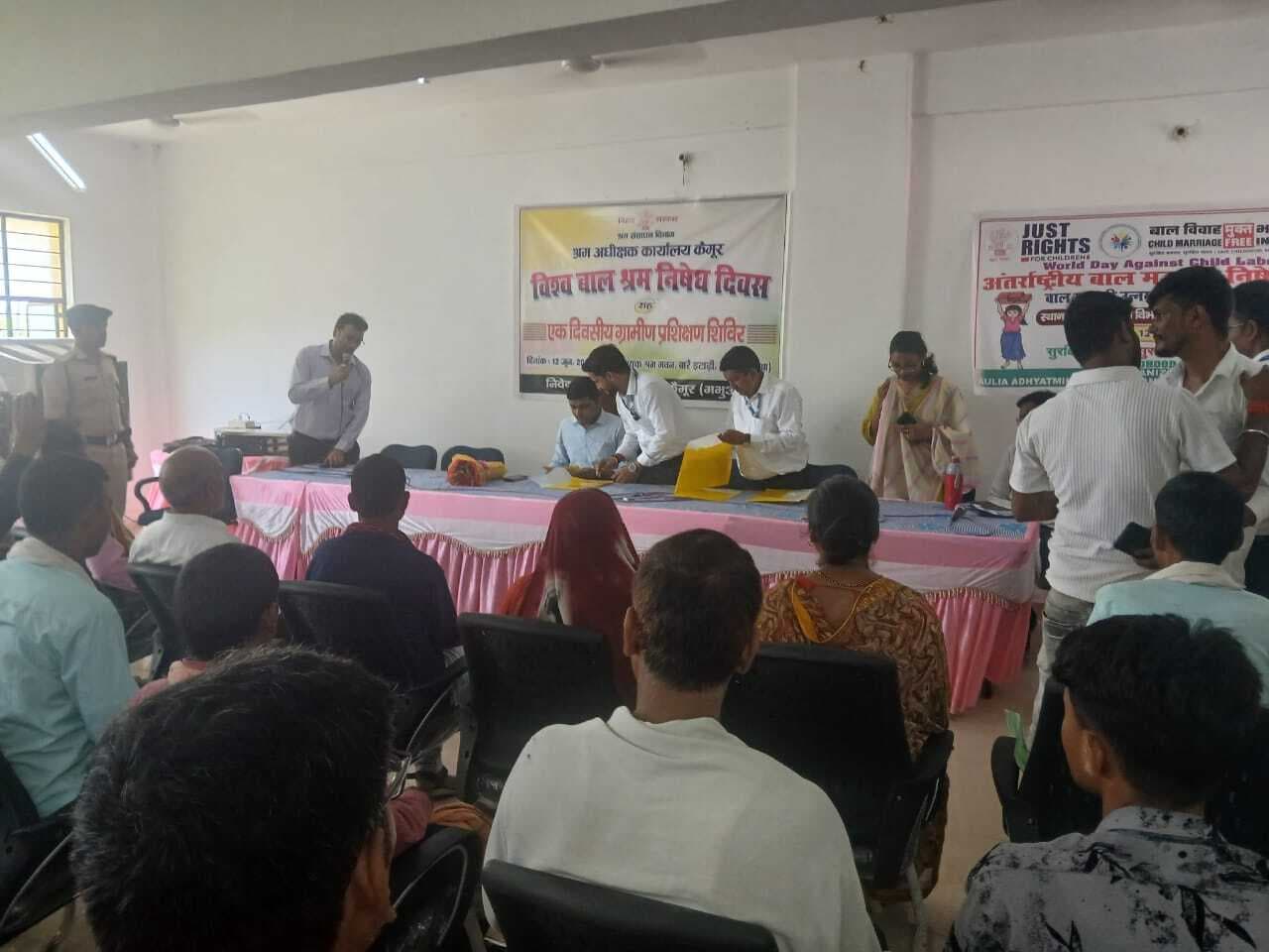 बच्चों की शिक्षा में गरीबी को नहीं बनने दें बाधक, सरकार दे रही हैं सुविधाएं : डीडीसी