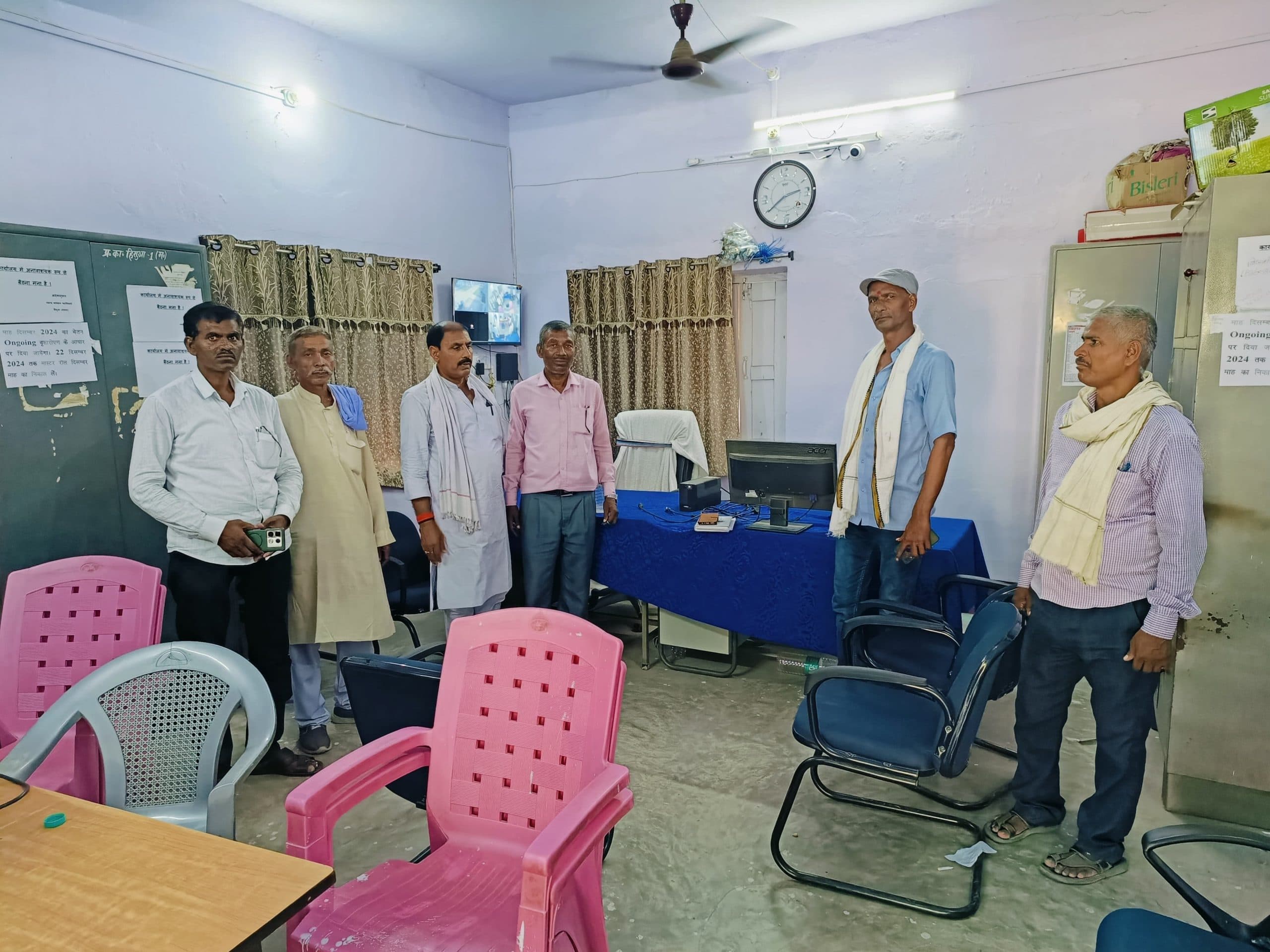 मनरेगा कार्यालय खुला, पर अधिकारी व कर्मी मिले गायब