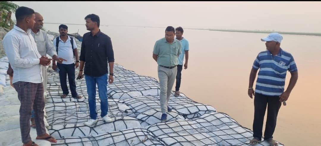 बाढ़ पूर्व तैयारी को लेकर एसडीओ ने किया तटबंधों का निरीक्षण