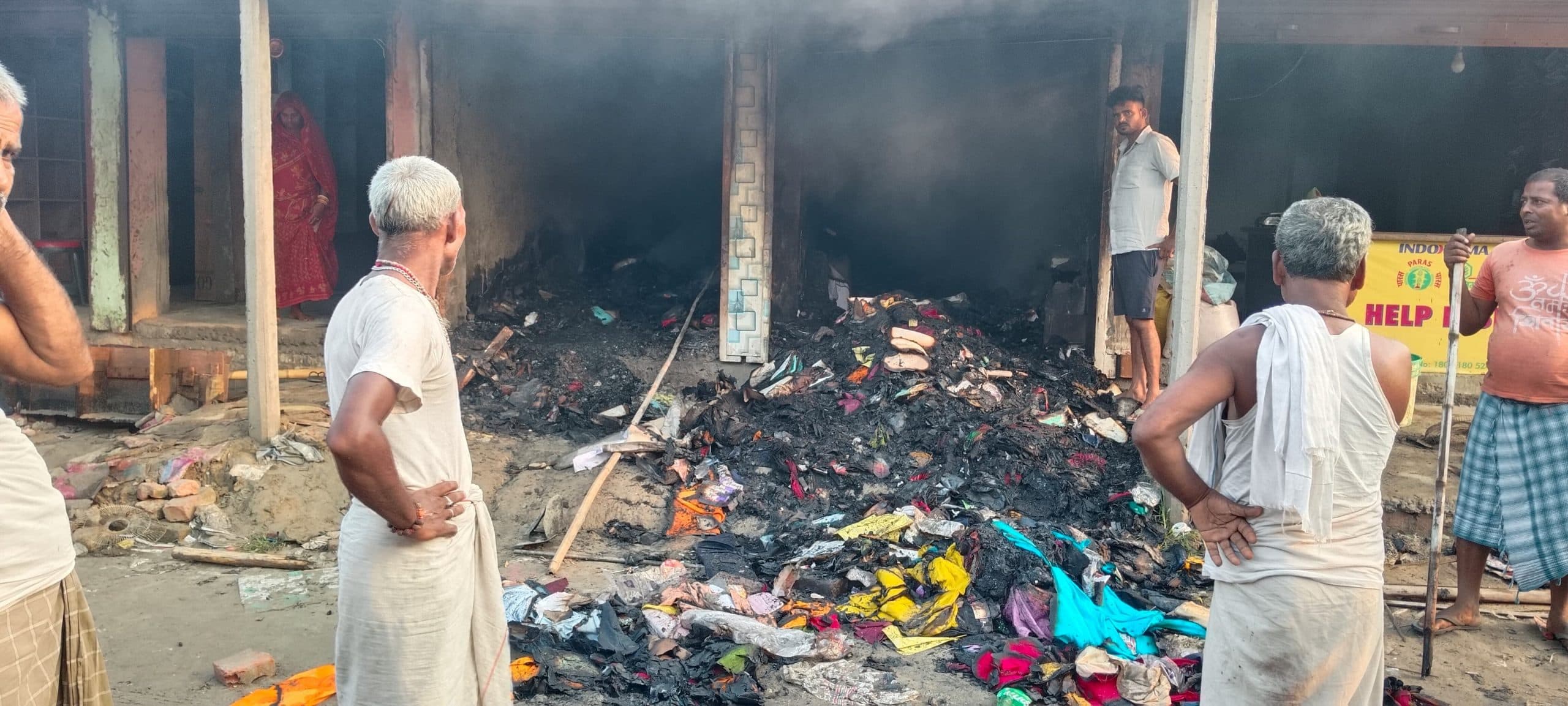 बलुआ बाजार में भीषण अगलगी, 15 लाख से अधिक की संपत्ति जलकर राख