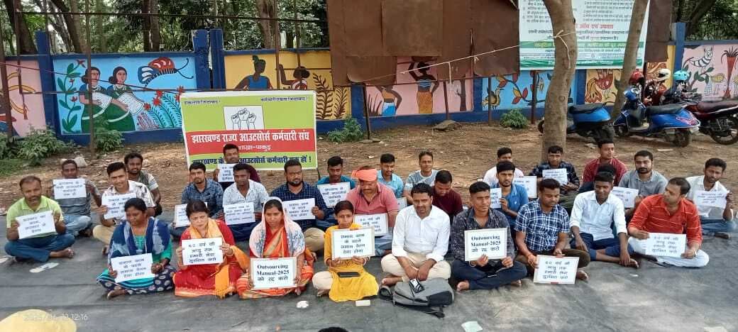 सरकार की नियमावली में पांच वर्षों तक ही कार्य लेने का जताया रोष