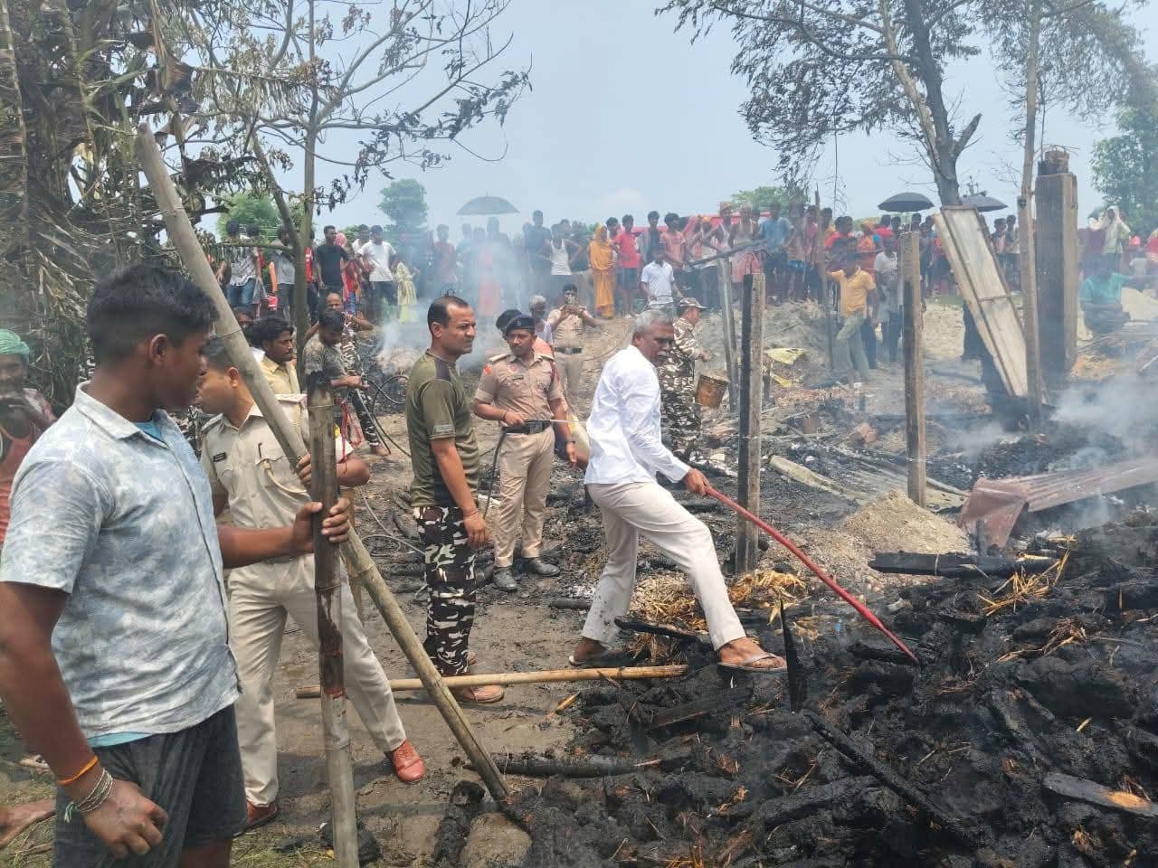 आग लगने से तीन घर सहित हजारों की संपत्ति जली