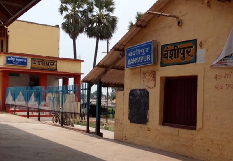 प्रेमी के साथ चल रहे युवती ने ट्रेन से कटकर दी जान
