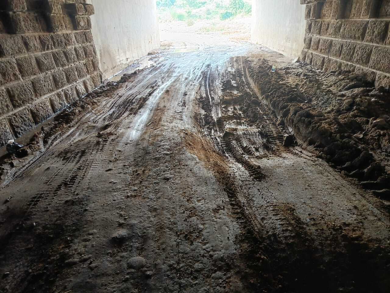 रेलवे अंडरपास की सड़क हुई जर्जर