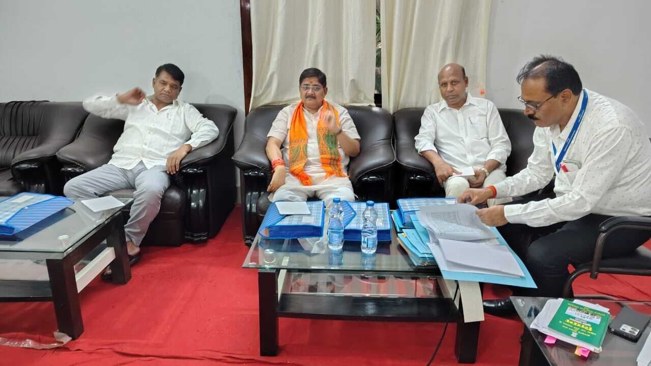 झाविस की गैर सरकारी संकल्प समिति ने की विभिन्न योजनाओं की समीक्षा