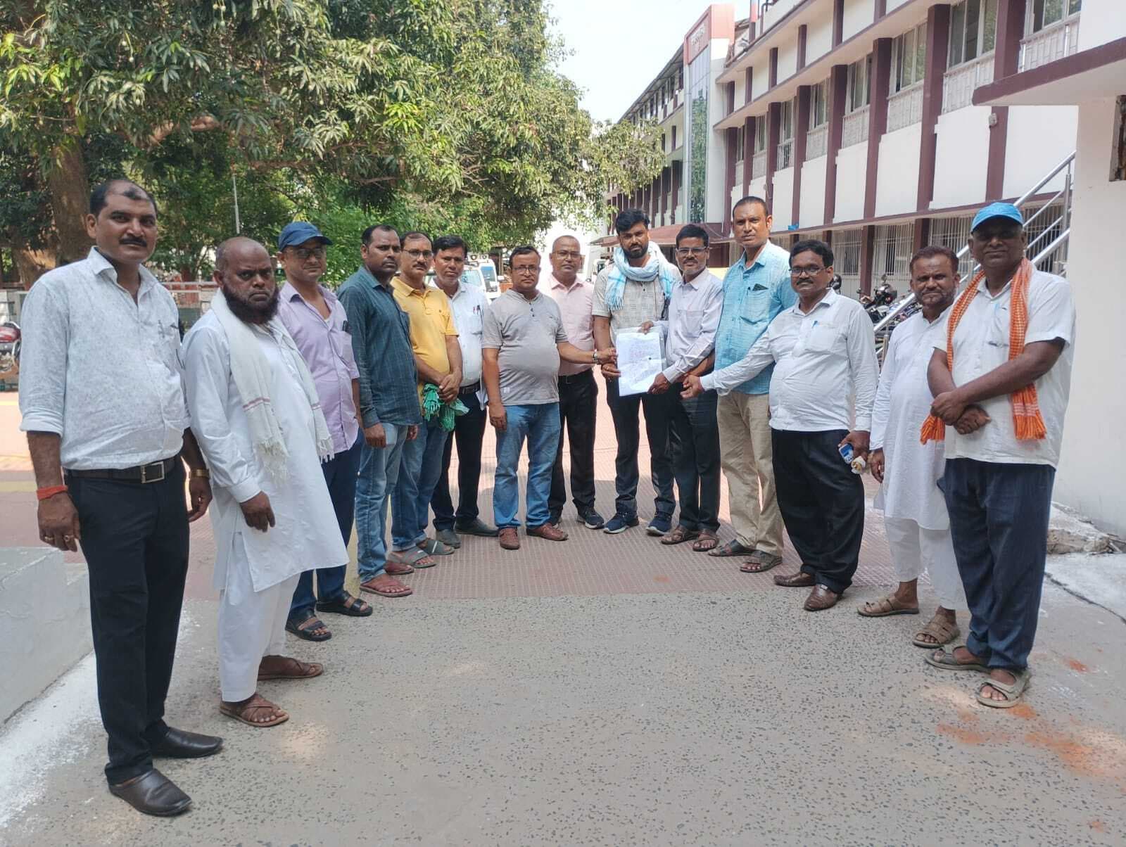 वेतन भुगतान में विलंब होने पर डीएम से मिले शिक्षक