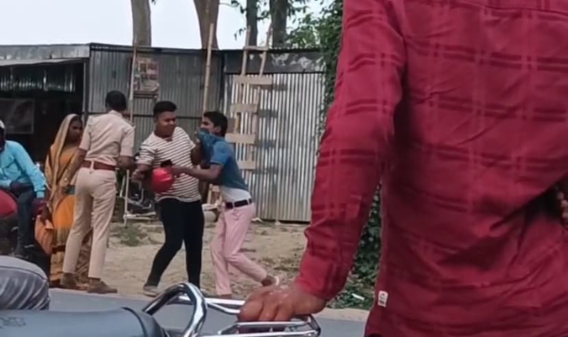 Motihari: दारोगा ने बाइक सवार को मारा थप्पड़