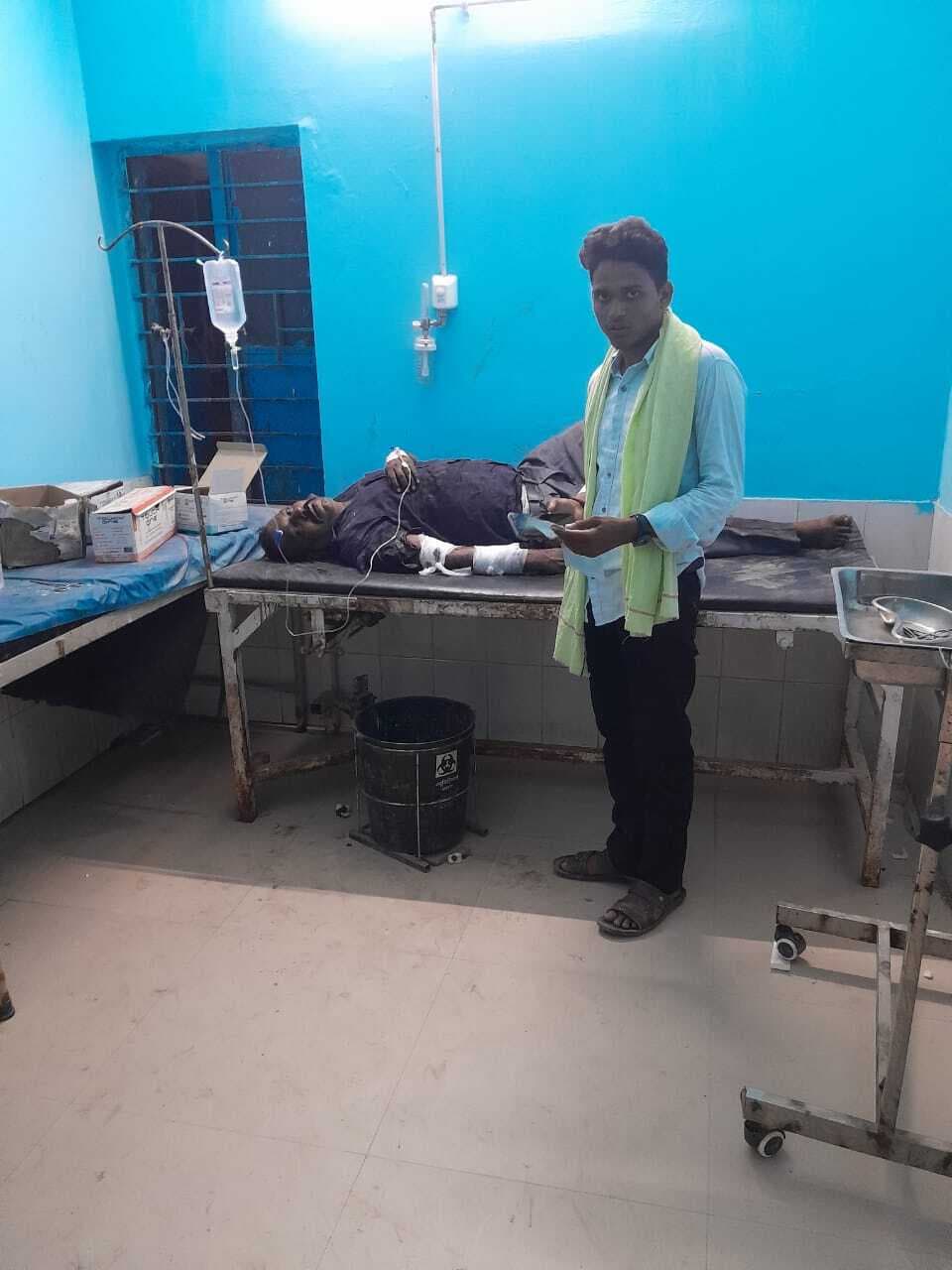 मुखिया ने सड़क किनारे तड़प रहे घायल को इलाज के लिए करवाया भर्ती