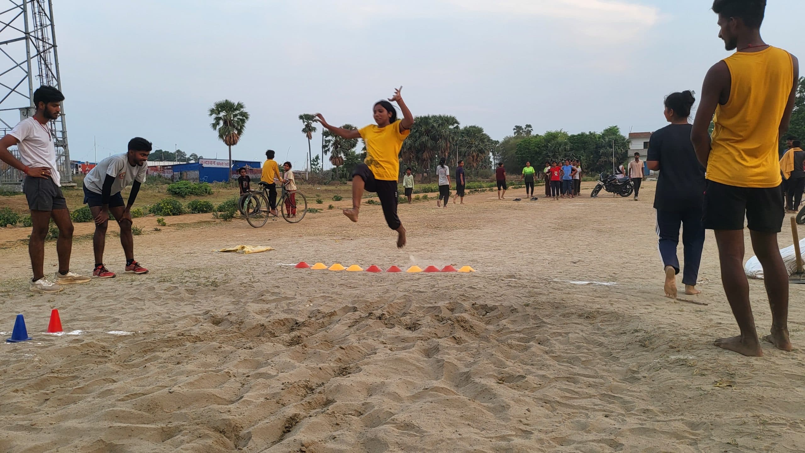 वर्दी के लिए पसीना बहा रहीं बेटियां