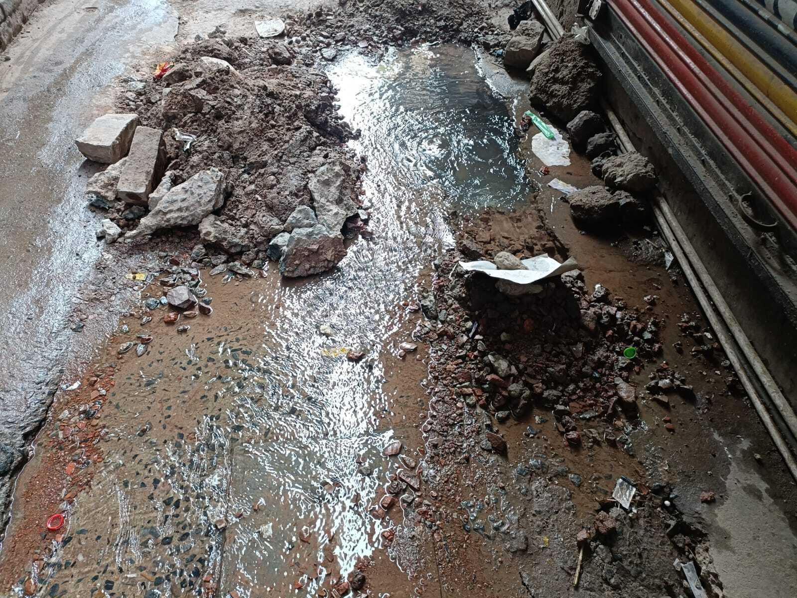 जलापूर्ति पाइप फटा, सड़कों पर बह रहा पानी