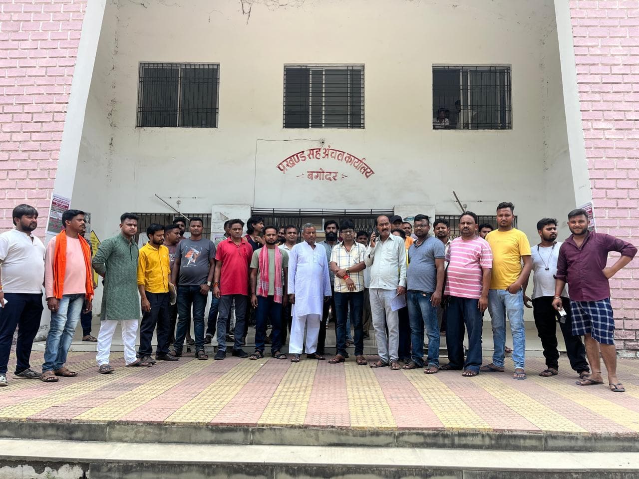 Giridih News :आंगनबाड़ी चयनित स्थल पर बनाने की मांग को ले प्रदर्शन