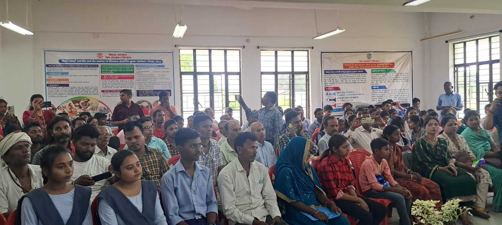 मजदूरों को सरकार की योजनाओं का लाभ दिलाने में करें सहयोग