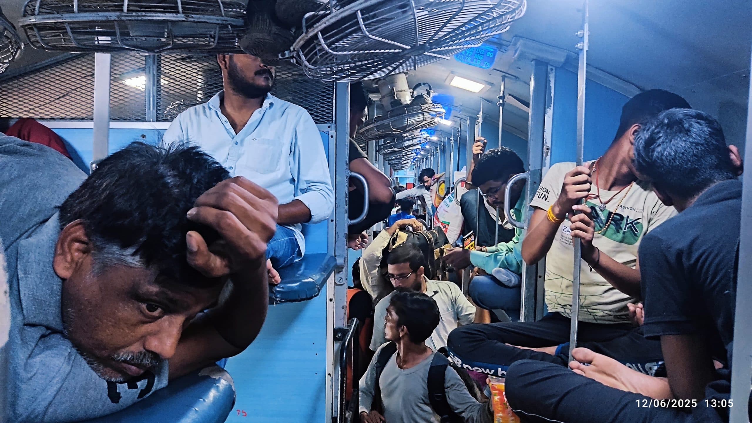 भेड़-बकरियों की तरह स्लीपर क्लास में यात्रा कर रहे रेल यात्री, गर्मी बनी मुसीबत