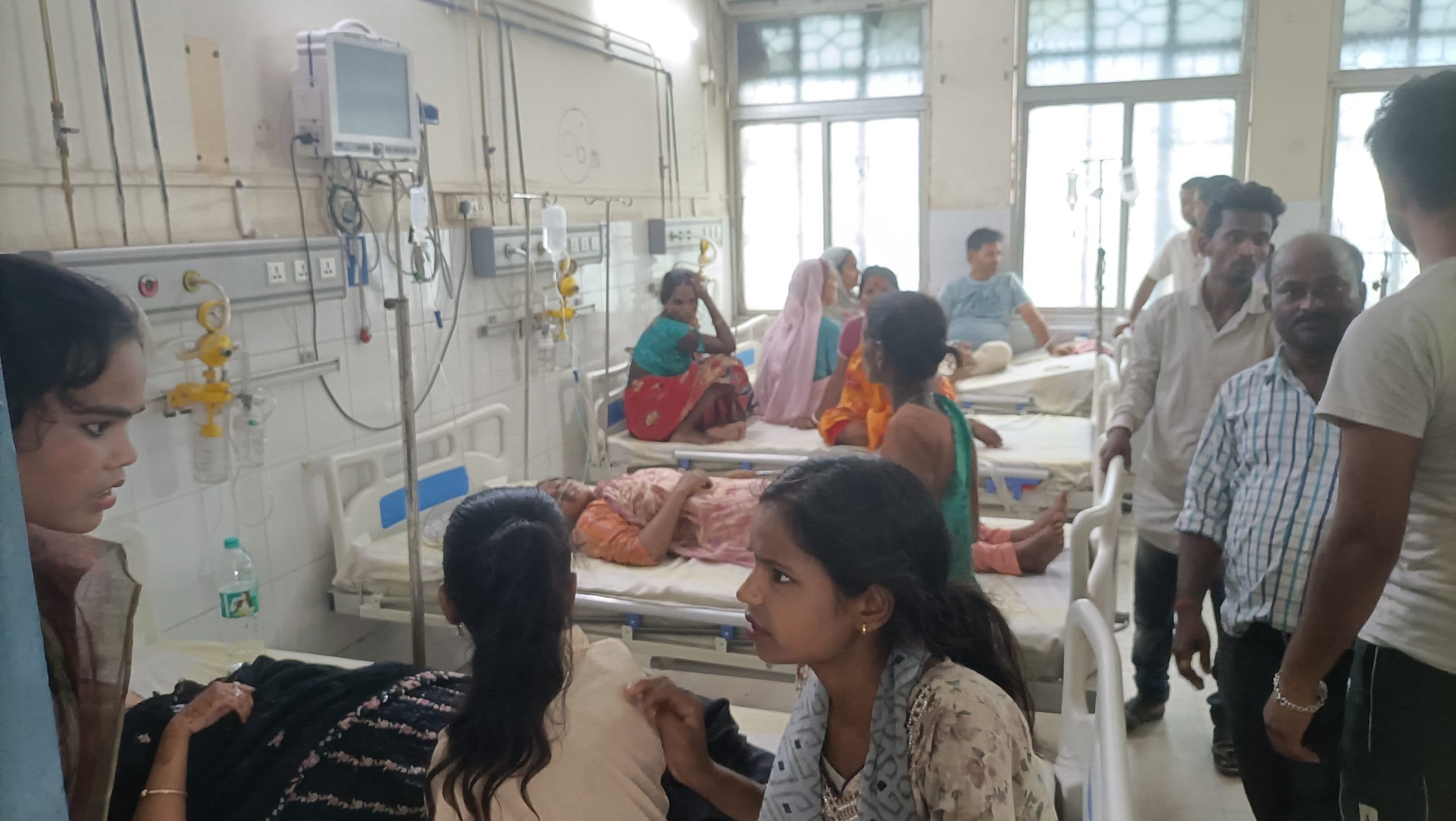 गर्मी की चपेट में आकर बीमार हो रहे लोग