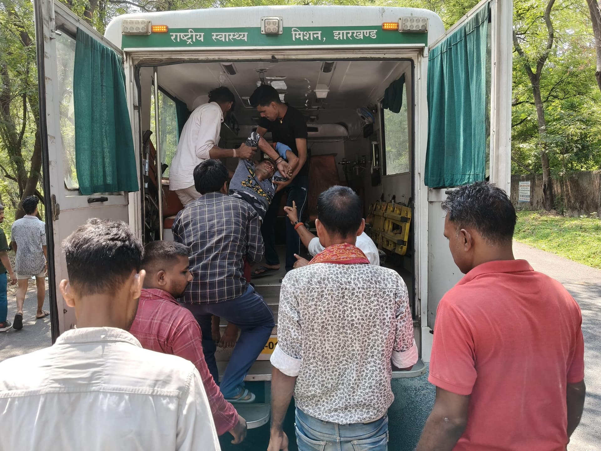 Bokaro News : अज्ञात वाहन की चपेट में आने से युवक गंभीर रूप से घायल