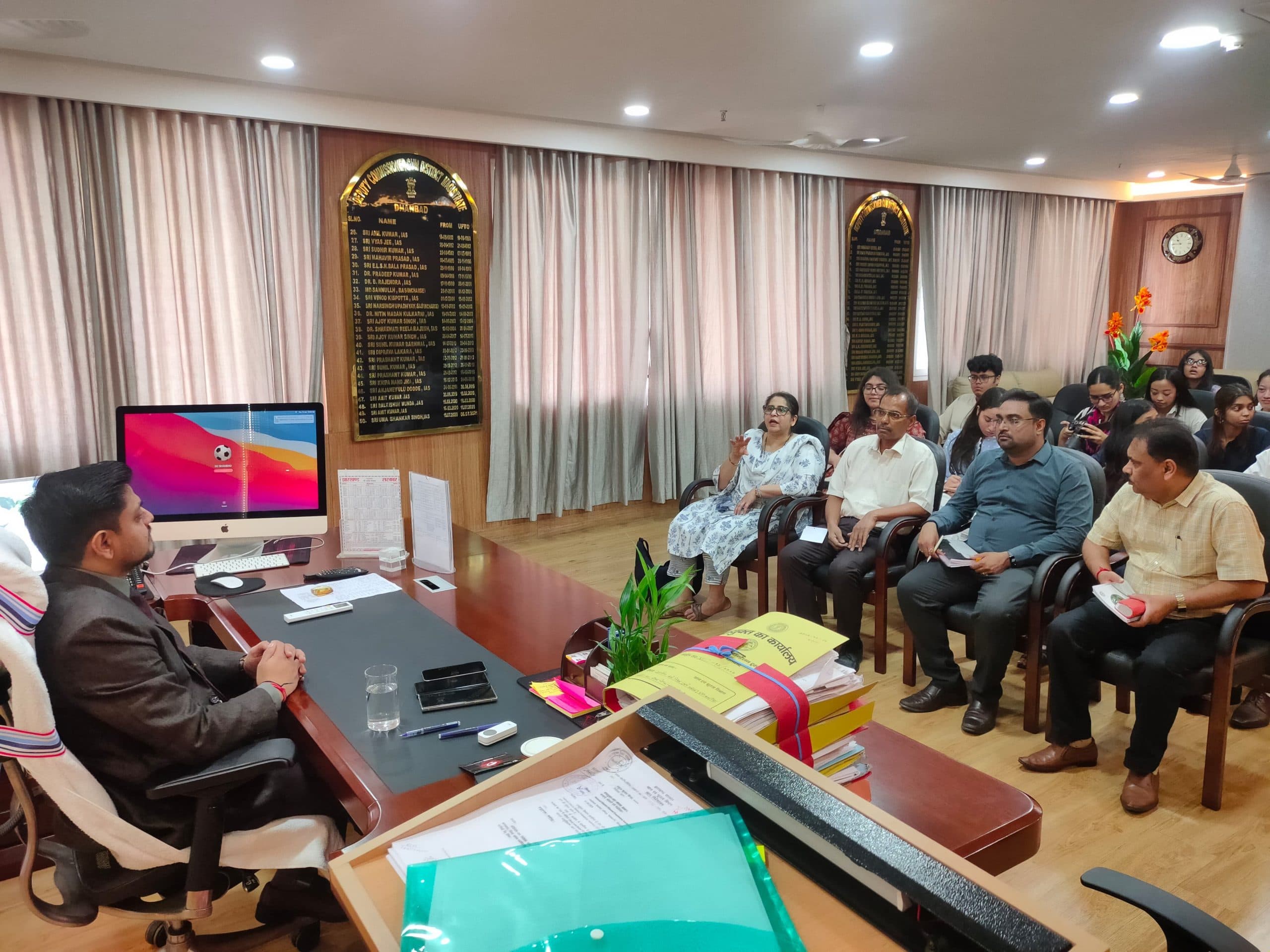 Dhanbad News: निफ्ट दिल्ली के विद्यार्थियों ने डीसी से की मुलाकात