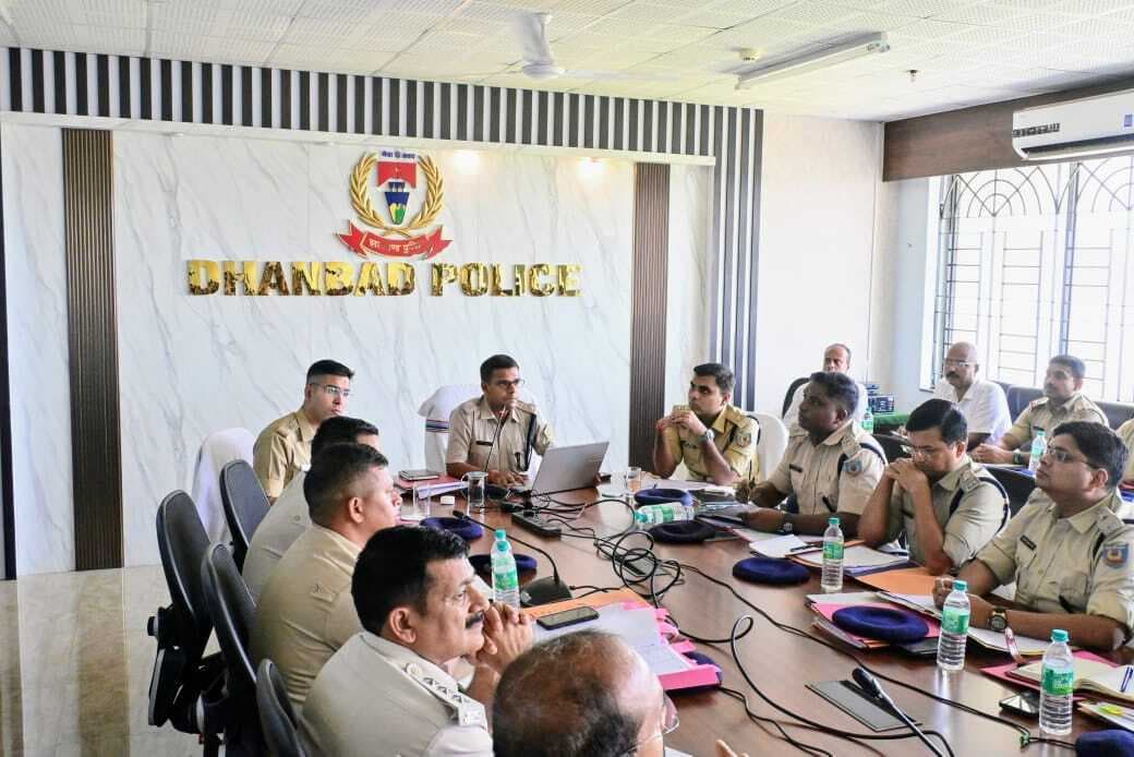 Dhanbad News: भू-माफिया, अवैध कारोबारी व बिचौलियों को थाना से दूर रखें, वर्ना होगी कार्रवाई : एसएसपी