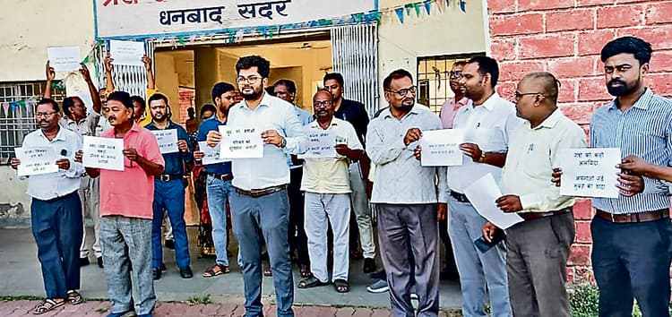 Dhanbad News : प्रखंड व अंचल कार्यालय में दिलायी गयी नशा मुक्ति की शपथ