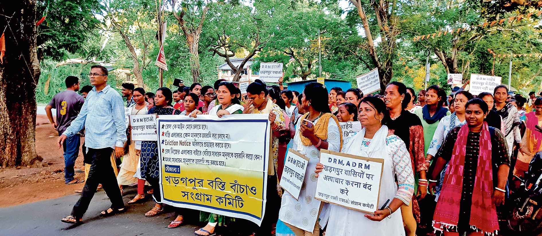 खड़गपुर में रेलवे अतिक्रमण को लेकर बढ़ा तनाव डीआरएम के ट्रांसफर की मांग पर विशाल रैली