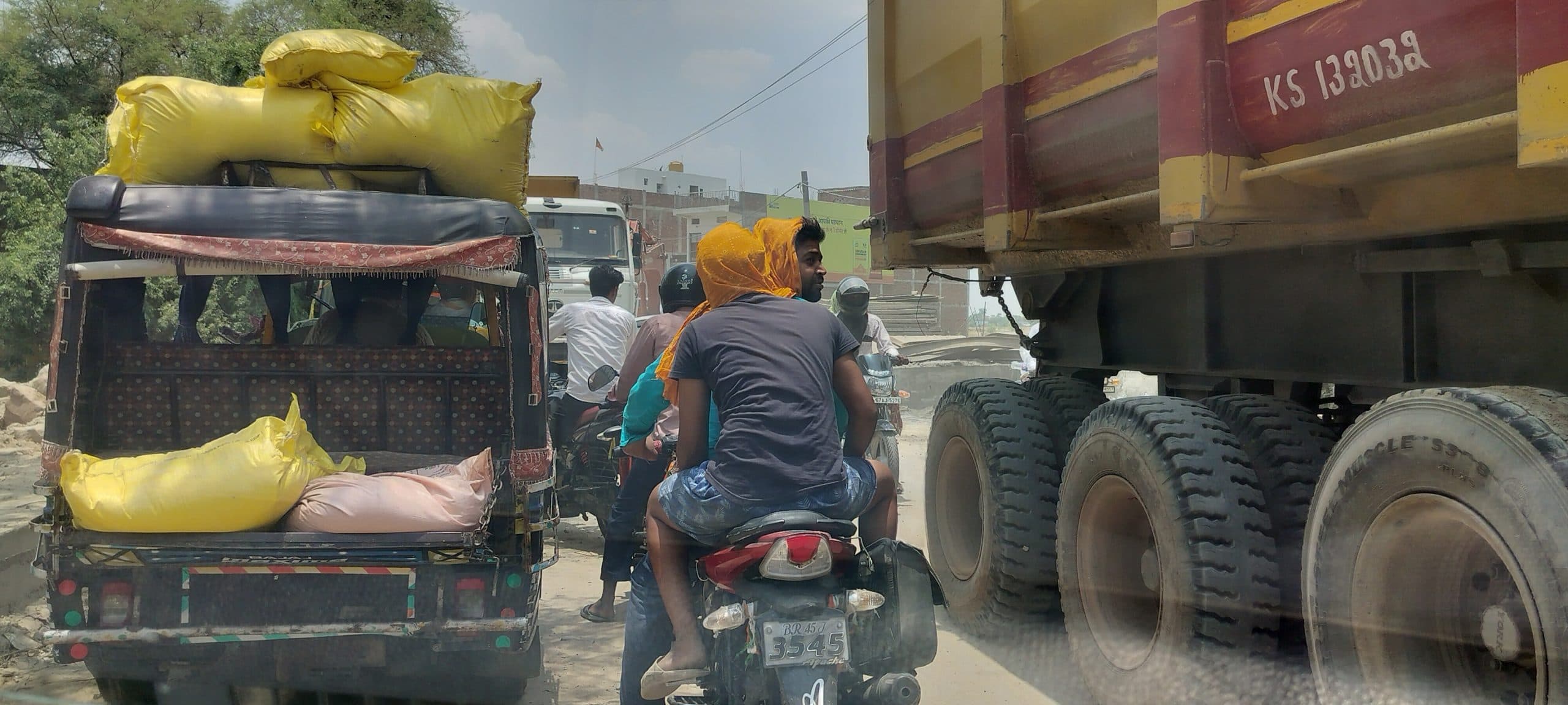 पुलिया निर्माण के कारण बंदीपुर पेट्रोल पंप के पास लगा जाम