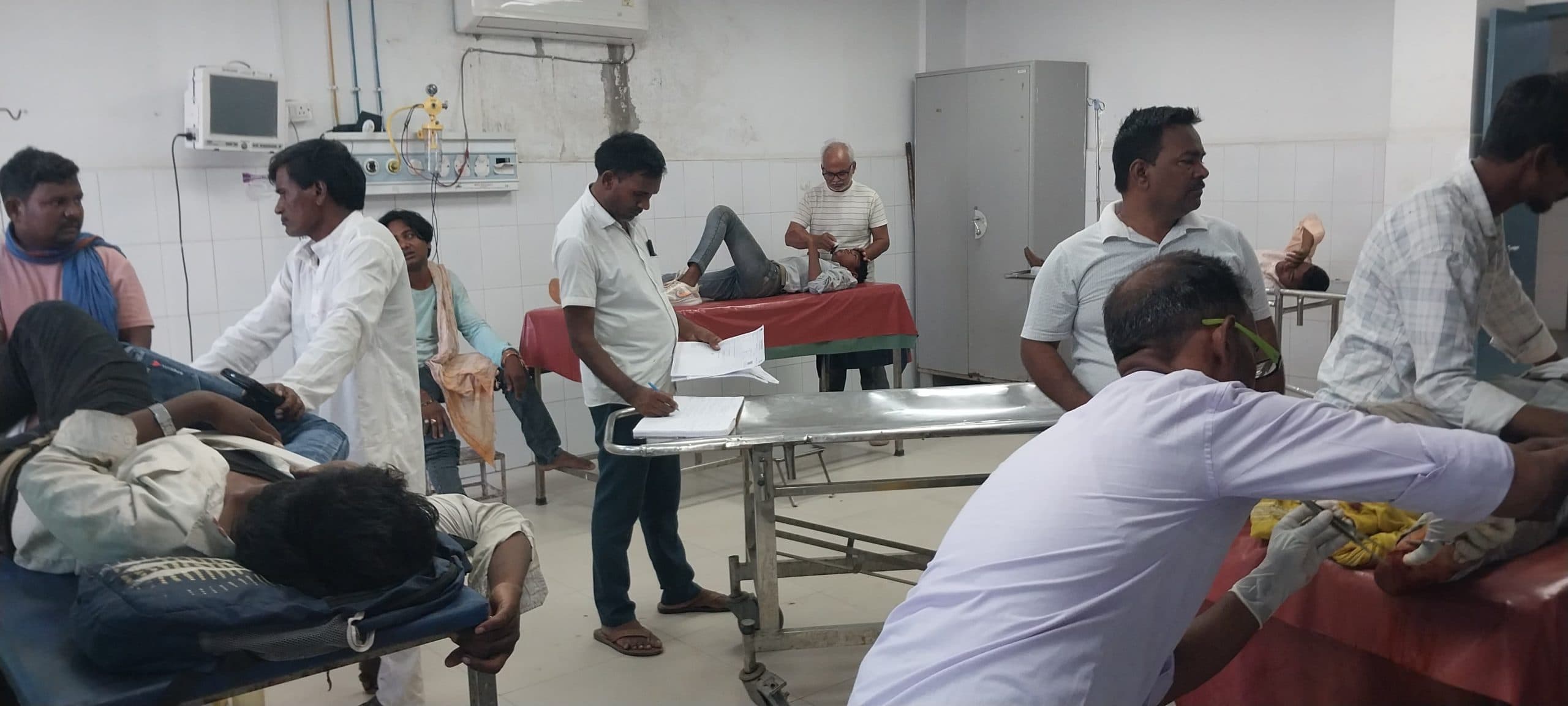 मुशहरवा बाबा के समीप अनियंत्रित होकर पिकअप पलटा, छह बाराती घायल