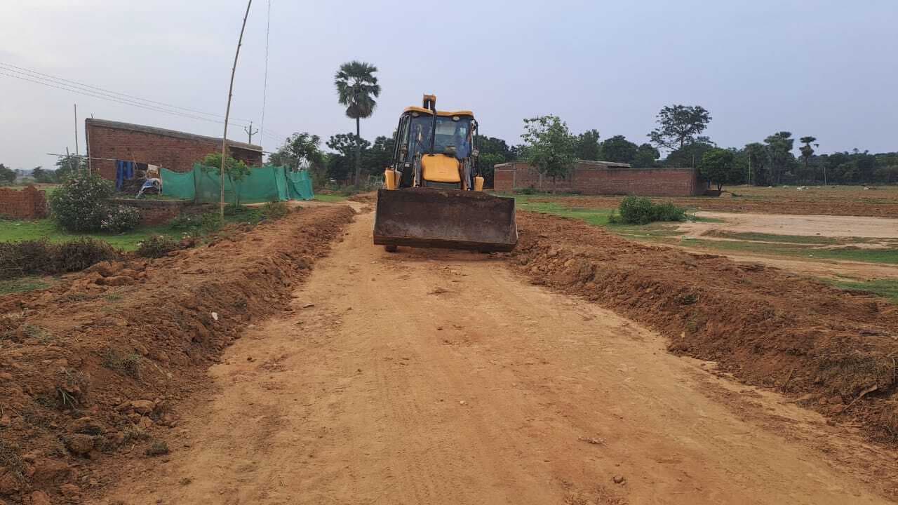 गिधबन्ना-छोटी रणबहियार सड़क निर्माण प्रारंभ, ग्रामीणों में खुशी