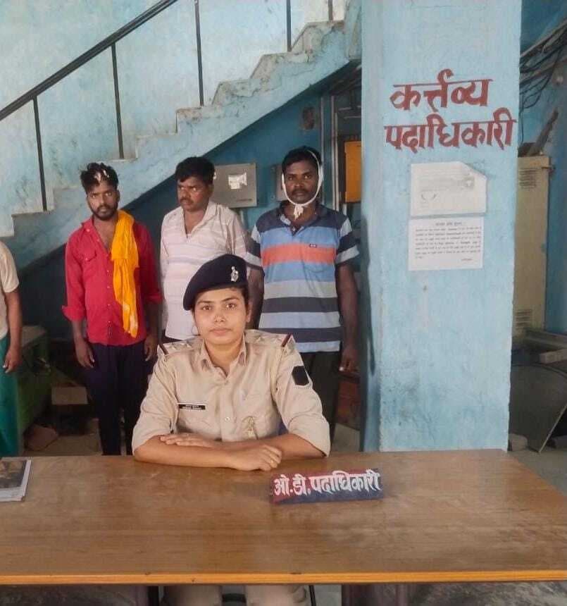 मामूली विवाद में चले लाठी-डंडे, चार लोग घायल