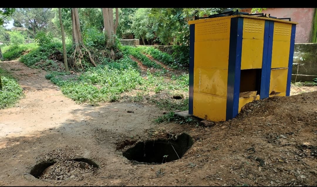 शौचालय बना, नहीं हो सका चालू