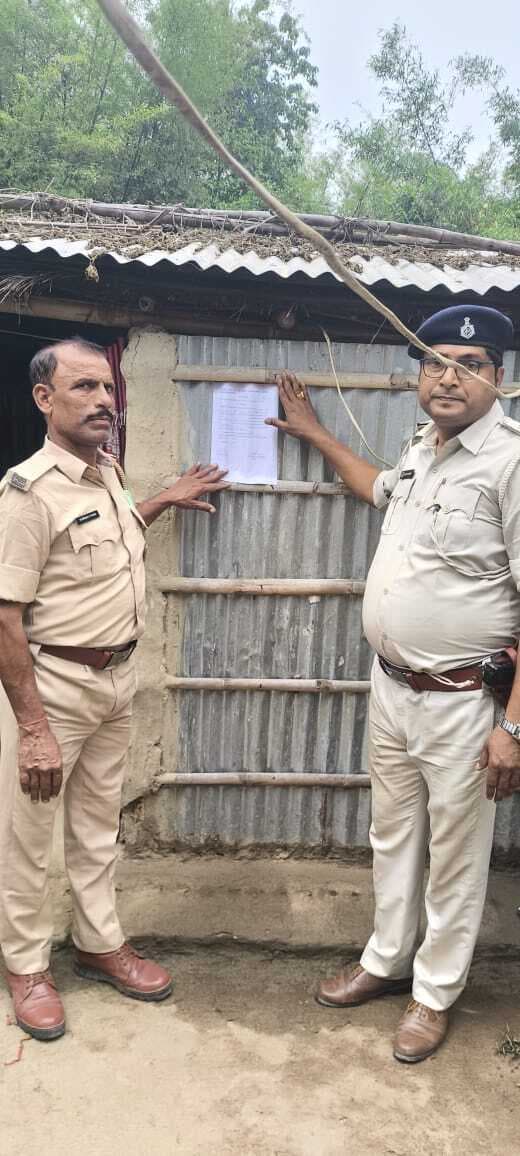 पूर्णिया पुलिस ने फरार अपराधी के घर चिपकाया इस्तिहार
