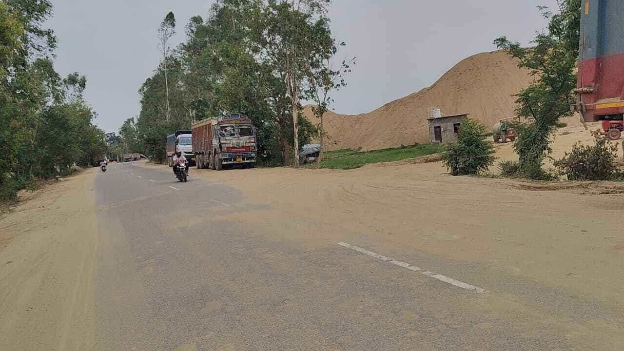 सड़क किनारे बालू डंपिंग से राहगीर परेशान, अधिकारी को लिखा पत्र