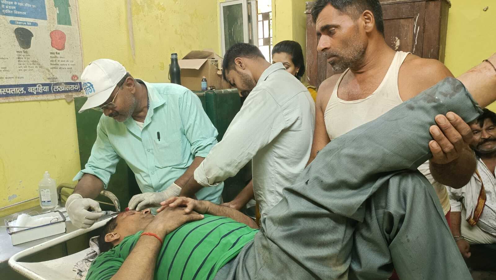 दाह संस्कार में जा रहे बाइक सवार को अज्ञात वाहन ने मारी जोरदार टक्कर, दो घायल