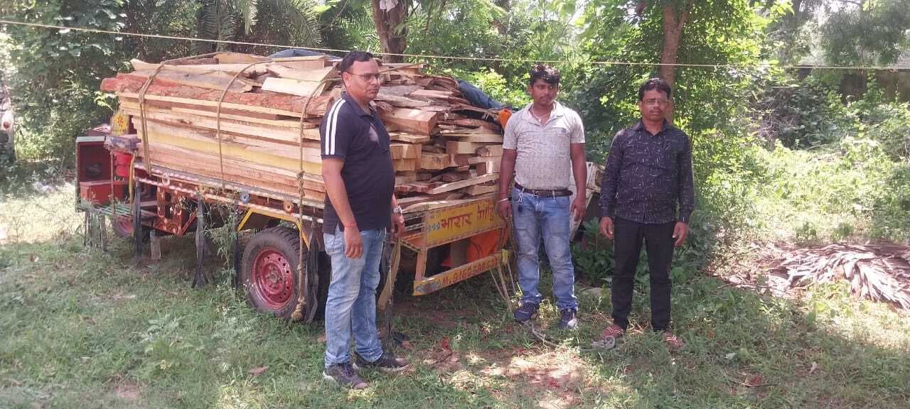 वनकर्मियों ने लकड़ी लदी जुगाड़ गाड़ी किया जब्त