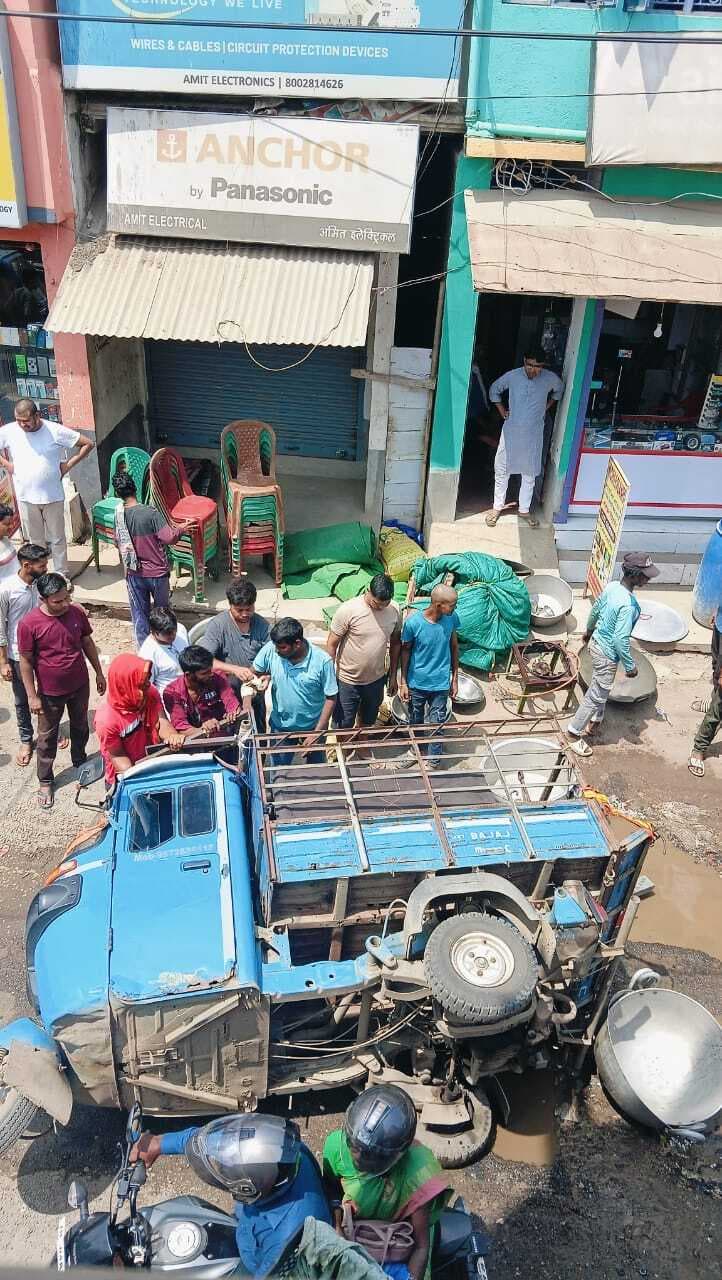 तीनपहाड़ बाजार की मुख्य सड़क जर्जर, सामान लोडेड टेंपू पलटा