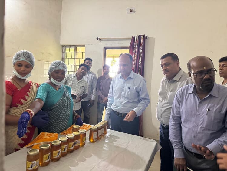 Jamshedpur news. भारत सरकार के जनजातीय कार्य मंत्रालय के संयुक्त सचिव बोड़ाम एवं जमशेदपुर सदर प्रखंड का किया दौरा