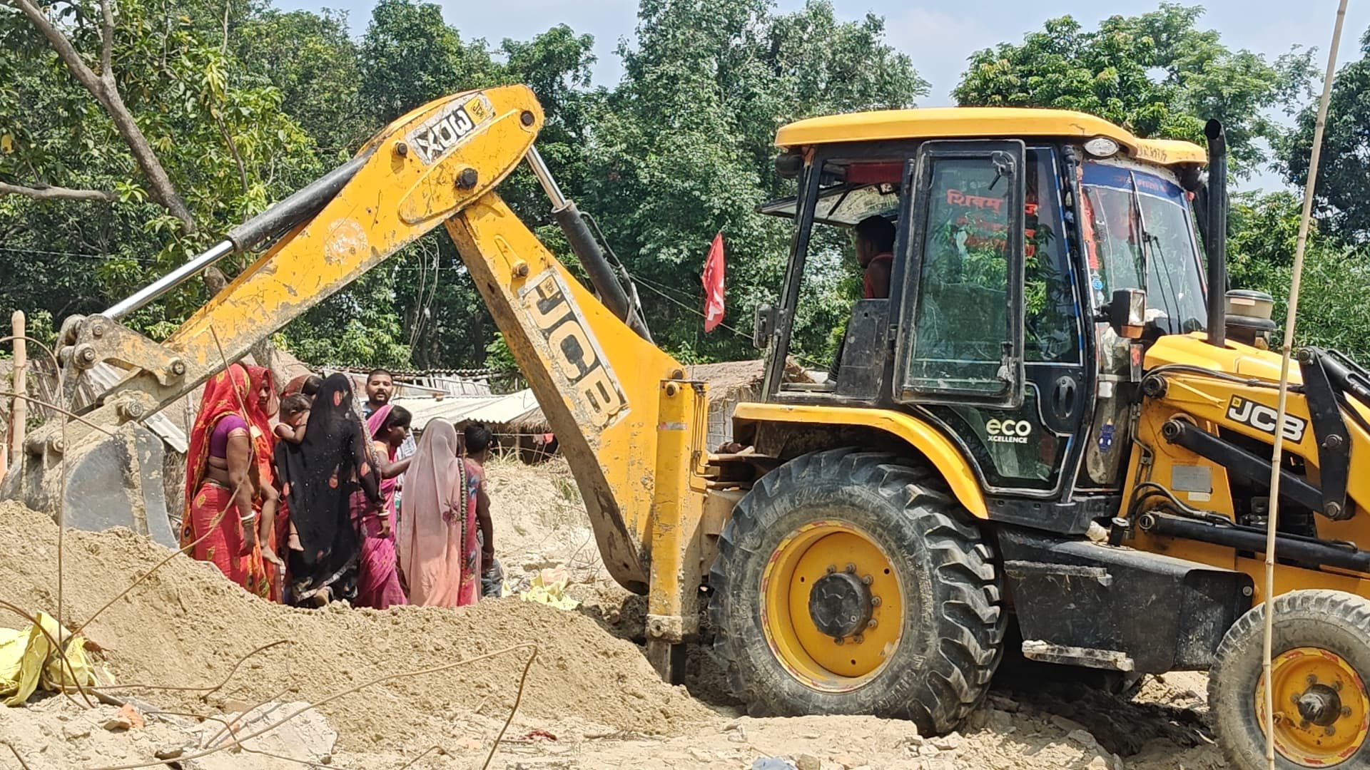 Madhubani News : संतनगर पंचायत सरकार भवन बनाने का भारी विरोध, जेसीबी के आगे लेटी महिलाएं