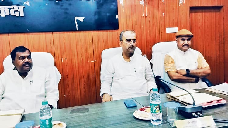 Gopalganj News : प्रधानमंत्री करेंगे जिले में 10 वर्षों में हुए विकास कार्यों की समीक्षा, मंत्री ने परखी तैयारी