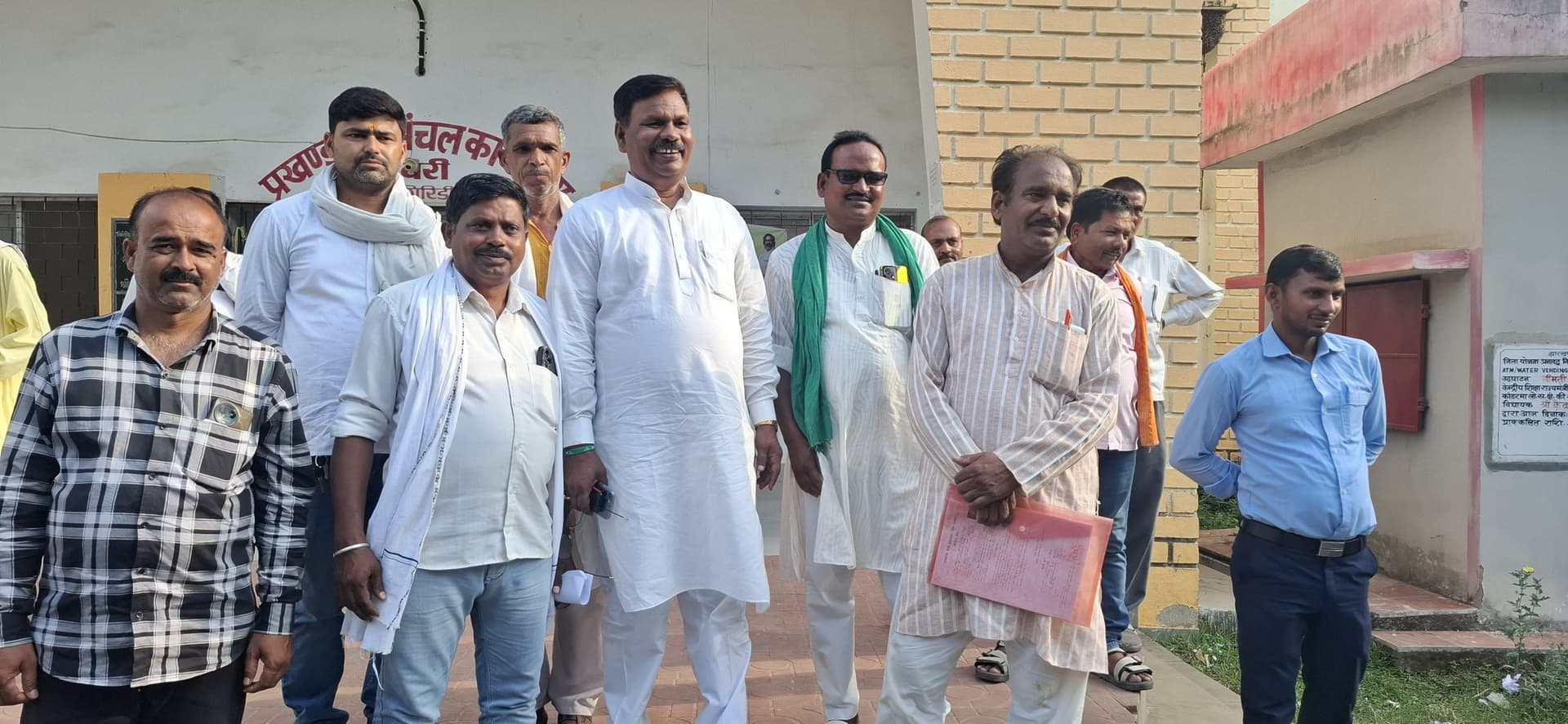 Giridih News:पूर्व विधायक केदार हाजरा ने किया गांवों का दौरा