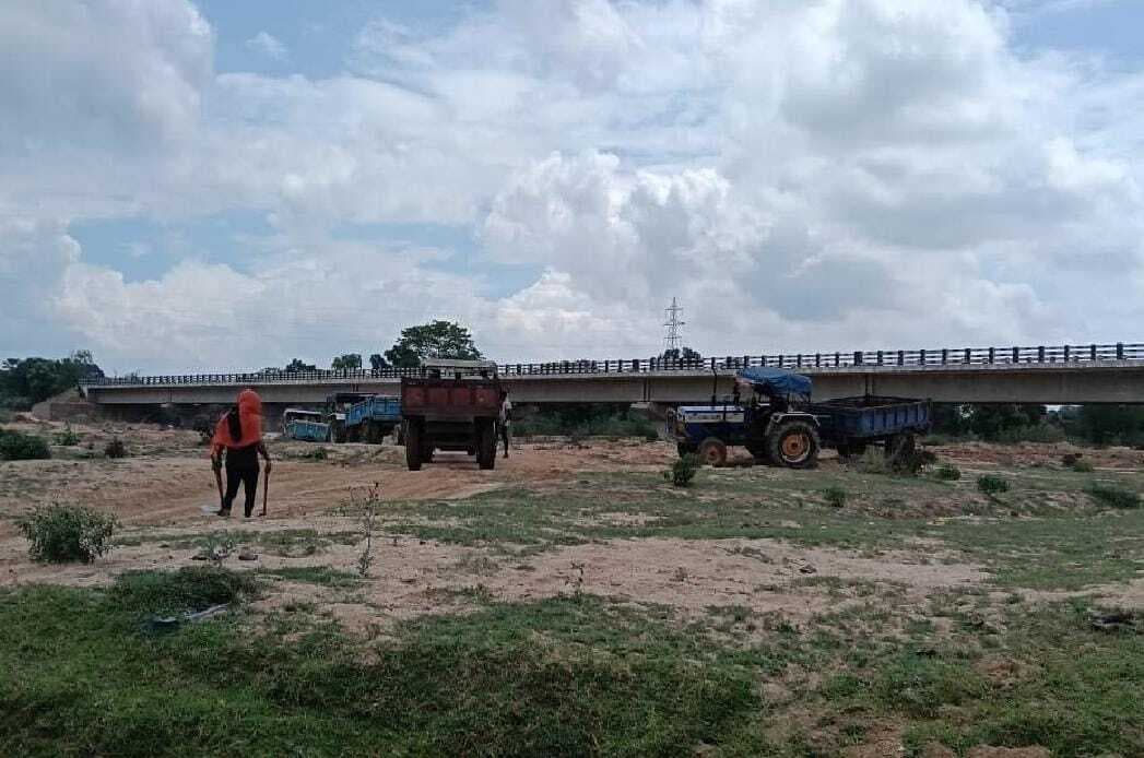 Giridih News:एनजीटी के रोक के बावजूद गावां में धड़ल्ले से हो रहा बालू का उठाव